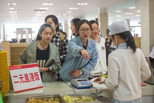 2元蓋澆飯后勤服務(wù)團(tuán)隊(duì)：飄香十余載，暖心不漲價(jià)