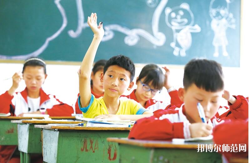 其實(shí)這個(gè)問題要看你怎么去想。對于文化成績優(yōu)秀的學(xué)生來說，上幼師學(xué)校肯定就不值得了;而文化成績不是很理想的學(xué)生來說，上幼師學(xué)校就是一個(gè)不錯(cuò)的機(jī)會(huì)。所以學(xué)生怎么選擇學(xué)校，就要看學(xué)生自己的情況了，畢竟每一個(gè)人的情況都是不一樣的。幼師學(xué)校主要是以專業(yè)知識以及技能為主的學(xué)校，為學(xué)生提供學(xué)習(xí)的平臺(tái)。  六盤水民族職業(yè)技術(shù)幼兒師范學(xué)校 六盤水市民族職業(yè)技術(shù)學(xué)校(簡稱“六盤水民族職業(yè)技術(shù)幼兒師范學(xué)校”)的前身始建于1986年，并于1990年與六盤水市民族學(xué)校合并。93年更名為六盤水市民族職業(yè)技術(shù)學(xué)校。20多年的辦學(xué)實(shí)踐中，取得了不少成就，得到社會(huì)的認(rèn)可。  但普通教育與職業(yè)教育合并辦學(xué)的許多弊端在日積月累中不斷的突現(xiàn)。2009年市委、市政府及市教育局等相關(guān)單位經(jīng)過反復(fù)調(diào)研，多方論證，決定在原商財(cái)校校址(八一路50號，軍分區(qū)往上150米)新籌建六盤水民族職業(yè)技術(shù)學(xué)校，使之成為一所獨(dú)立的國家級重點(diǎn)職業(yè)學(xué)校，并于2009年秋季招生辦學(xué)。  辦學(xué)規(guī)模  學(xué)校占地面積45356平方米，校園建筑面積17260平方米，現(xiàn)有兩幢教學(xué)樓，共34個(gè)教室。一幢大連市政府援建的圖書樓、一幢辦公樓、一幢學(xué)生宿舍、兩個(gè)學(xué)生食堂、一個(gè)340米跑道足球場、1個(gè)珍珠球場、兩個(gè)蹴球場和4個(gè)籃球場。  獲得榮譽(yù)  1997年被評為貴州省重點(diǎn)職業(yè)高中，1999年被評為國家級重點(diǎn)職業(yè)高中，2004年7月通過國家級重點(diǎn)職業(yè)高中評估專家復(fù)評。是貴州省現(xiàn)代教育技術(shù)實(shí)驗(yàn)學(xué)校;貴州省少數(shù)民族傳統(tǒng)體育項(xiàng)目訓(xùn)練基地。全國計(jì)算機(jī)等級考試點(diǎn)及培訓(xùn)點(diǎn)、貴州省國家第64職業(yè)技能鑒定所、計(jì)算機(jī)高新技術(shù)考試站、貴州省公務(wù)員計(jì)算機(jī)應(yīng)用中級培訓(xùn)點(diǎn)、六盤水市財(cái)政局會(huì)計(jì)從業(yè)資格考前培訓(xùn)點(diǎn)及會(huì)計(jì)技術(shù)教育培訓(xùn)點(diǎn)，勞動(dòng)與社會(huì)保障局下崗職工再就業(yè)培訓(xùn)點(diǎn)，貴州省公務(wù)員電子政務(wù)培訓(xùn)點(diǎn)等。  報(bào)名條件  1、身心健康，品德良好。  2、積極向上，積極學(xué)習(xí)。  3、遵紀(jì)守法，品行端正，無不良行為，有上進(jìn)心。  報(bào)名方式  凡符合學(xué)校招生條件的學(xué)生持戶口簿、身份證、2張一寸彩色照片到學(xué)校招生就業(yè)辦公室報(bào)名。高中畢業(yè)生可在學(xué)校網(wǎng)站上報(bào)名。  注意事項(xiàng)  1、新生報(bào)名時(shí)帶好戶口簿或者身份證原件(或復(fù)印件)，及相關(guān)費(fèi)用到學(xué)校招生辦報(bào)名，并鑒定就業(yè)合同和優(yōu)惠入學(xué)協(xié)議。  2、報(bào)名時(shí)間：從即日起，到各專業(yè)名額報(bào)滿為止。  3、新生開校報(bào)到時(shí)請帶好戶口本、本人身份證原件，相關(guān)困難證明及交費(fèi)收據(jù)。  初中畢業(yè)生想要自己以后將來有個(gè)好的工作，就要靠自己的努力，學(xué)習(xí)一門比較熱門的專業(yè)去，認(rèn)真的學(xué)習(xí)，將來你才有一個(gè)穩(wěn)定的工作，穩(wěn)定的收入，以上是小編為同學(xué)們推薦的關(guān)于幼師學(xué)校的基本介紹，希望對同學(xué)們有所幫助，欲知更多學(xué)校詳情，請關(guān)注邦博爾幼師學(xué)校招生網(wǎng)。