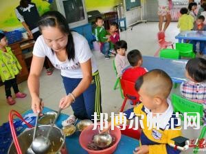 遵義2020年幼師學(xué)校有哪些科目?我們知道幼師專業(yè)是屬于一個學(xué)習(xí)內(nèi)容比較多的專業(yè)，因?yàn)槭切∨笥训膯⒚呻A段，同學(xué)們自己在報(bào)讀本專業(yè)的時(shí)候很多的同學(xué)都不知道到底是學(xué)一些什么?于是都來問道小編，小編就來給大家說一下關(guān)于學(xué)校科目的事情哦。  幼師學(xué)校學(xué)習(xí)專業(yè)課程 1、幼兒教育學(xué)  了解現(xiàn)代教育、幼兒教育的新觀念、新思想、新信息，結(jié)合我國幼兒教育改革中的新問題、新情況，將理論的闡述和幼兒教育實(shí)踐中的問題結(jié)合起來，進(jìn)行具體分析和指導(dǎo)。  2、幼兒心理學(xué)  了解幼兒的認(rèn)知和言語發(fā)展的特點(diǎn)和規(guī)律、幼兒的情緒、個性與社會性發(fā)展的關(guān)系及幼兒的活動心里。能依據(jù)幼兒特點(diǎn)，利用所學(xué)相關(guān)知識，初步具備幼兒園基層崗位幼兒教師的工作能力。培養(yǎng)學(xué)生具有誠實(shí)守信、善于溝通和合作的品質(zhì)。  3、幼師英語  根據(jù)幼師學(xué)生的英語水平和專業(yè)特點(diǎn)，從聽、說、讀、寫四個方面全方位的培養(yǎng)學(xué)生，讓學(xué)生掌握基本語法知識、語音知識、日常用語，提高學(xué)生的口語交際技能和綜合閱讀、寫作能力。讓學(xué)生在學(xué)習(xí)過程中發(fā)展綜合語音運(yùn)用能力，提高人文素養(yǎng)，增強(qiáng)實(shí)踐能力，培養(yǎng)創(chuàng)新精神。  4、幼兒園組織與管理  讓學(xué)生了解幼兒園組織與管理的基本原理和內(nèi)容，掌握幼兒園組織與管理的基本規(guī)律，學(xué)會用所學(xué)專業(yè)理論解決實(shí)際工作中遇到的管理問題。結(jié)合案例分析，培養(yǎng)學(xué)生的思辨意識、創(chuàng)新意識，提高學(xué)生與時(shí)俱進(jìn)的管理理念，為學(xué)生今后從事幼兒園教育工作和管理工作奠定良好的基礎(chǔ)，具有較強(qiáng)的實(shí)用性和可操作性。  學(xué)前教育前景好不好 學(xué)前教育上的現(xiàn)在已經(jīng)有越來越多的人關(guān)注，就業(yè)前景上的非常不錯的一個職業(yè)了，在現(xiàn)階段學(xué)前教育專業(yè)就業(yè)率上也在一直上升，我國對于學(xué)前教育上的重視的提升，也為學(xué)前教育專業(yè)人才提供了較好的就業(yè)機(jī)會，使得社會上的對于學(xué)前教育人才上的甚至出現(xiàn)了供不應(yīng)求的現(xiàn)象，學(xué)前教育現(xiàn)階段也已經(jīng)成為一個非常重要的教育階段，擁有高素質(zhì)的學(xué)前教育人才對于整個教育事業(yè)上的也能夠起到一個促進(jìn)和發(fā)展的作用。  幼師專業(yè)上就業(yè)前景也是比較好的，現(xiàn)階段社會上的對于幼師的需求也越來越多了，對于早期教育上的重視度的提升，使得幼師人才成為現(xiàn)階段社會上的所需要的重要人才選擇。  我們可以看到幼師專業(yè)學(xué)習(xí)的是很多的，小編給大家列舉了一些專業(yè)課程，其實(shí)這個專業(yè)是一個需要自己花費(fèi)很多心力來學(xué)習(xí)的專業(yè)，同學(xué)們學(xué)習(xí)的內(nèi)容是很廣泛的，不過這個專業(yè)只要學(xué)好了，將來在就業(yè)方面就會很不錯，所以，希望選擇這個專業(yè)的同學(xué)都能掌握足夠的專業(yè)知識哦。
