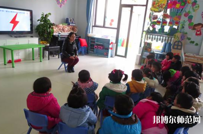 滄州2021年中專幼師學(xué)?？梢钥即髮? /><b>滄州2021年中專幼師學(xué)?？梢钥即髮?/b><span>2020-12-16 13:15</span><p>滄州2021年中專幼師學(xué)校可以考大專嗎？ 是可以的，成績比較理想的學(xué)生就可以直接選擇上普高學(xué)校，然后通過高考的方式進(jìn)入大學(xué)，</p></a></li>
            <li><a href=